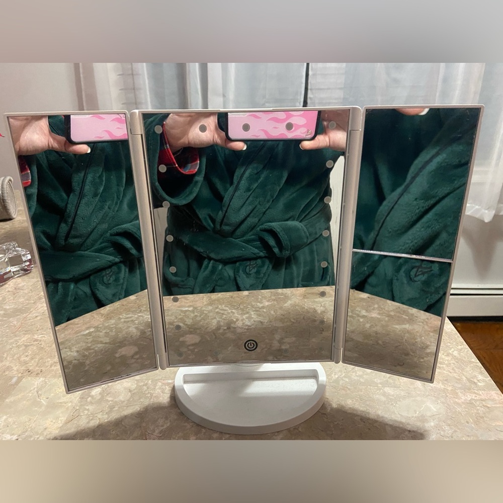 Fly Moro Tri-Fold Vanity Mirror with LED Lights battery operated